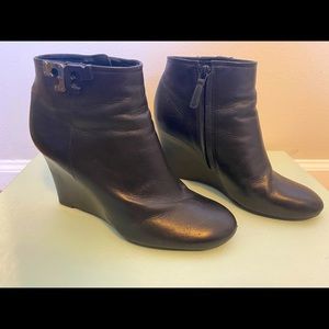 Tory Burch Lowell Black Leather Wedge Bootie. Size 7.